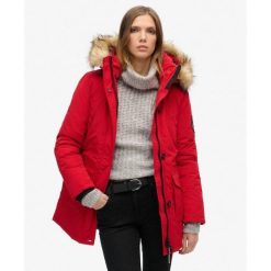 Parka z kapturem z futerka sztucznego Everest. Czerwone płaszcze Superdry, bez wzorów, eleganckie, z kapturem. W wyprzedaży za 544.60 zł.