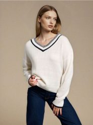 Sweter z kontrastowym dekoltem - biały. Białe swetry Sinsay, l, bez wzorów, bez ramiączek. Za 49.99 zł.