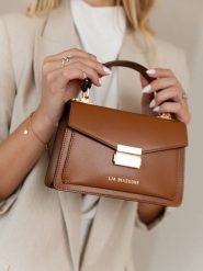 Lia Biassoni Skórzana torebka w kolorze jasnobrązowym - 20 x 14 x 7 cm rozmiar: onesize. Brązowe torebki klasyczne Lia Biassoni, bez wzorów, z materiału, przez ramię, bez dodatków. Za 217.99 zł.