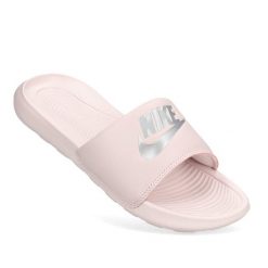 Klapki Damskie Nike Victori One Slide Sportowe Na Basen. Czerwone klapki Nike, bez wzorów, sportowe, bez obcasa, bez zapięcia. Za 182.00 zł.