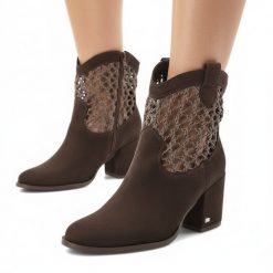 Botki damskie Karino, ze skóry naturalnej zamszowej z elastycznymi wstawkami z ażurowym wzorem po bokach, brązowe, 5912/008-P Mokka/Welur. Brązowe botki Karino, w ażurowe wzory, ze skóry, bez obcasa, bez zapięcia. Za 659.00 zł.