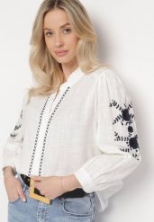 Biała Koszula z Bawełny Zdobiona Haftem i Delikatną Falbanką onamira. Białe koszule Born2be, l, z aplikacjami, z bawełny, casualowe, bez kołnierzyka, bez ramiączek. Za 129.99 zł.