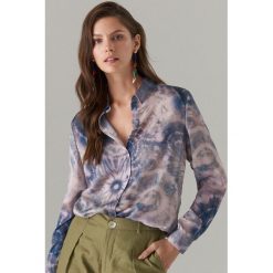 Koszula z motywem tie dye - Niebieski. Koszule marki Mohito. Za 99.99 zł.