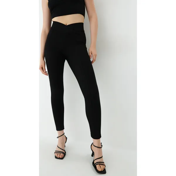 Legginsy z grubej dzianiny - Czarny. Czarne legginsy Mohito, bez wzorów, z dzianiny. Za 99.99 zł.