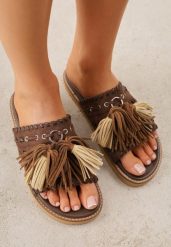 Ciemnobrązowe Płaskie Klapki Boho VICES z Imitacji Zamszu Zdobione Frędzlami Krili. Brązowe klapki Born2be, z aplikacjami, z jeansu, boho, bez obcasa, na płaskiej podeszwie, bez zapięcia. Za 119.99 zł.