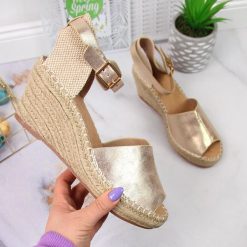 Sandały damskie espadryle na koturnie złote eVento 0153. Żółte sandały eVento, bez wzorów, z materiału, bez obcasa, na koturnie, bez zapięcia. Za 129.99 zł.