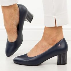 Granatowe czółenka damskie na obcasie Sergio Leone Pb404. Niebieskie czółenka Sergio Leone, na jesień, bez wzorów, ze skóry, biznesowe, z okrągłym noskiem, bez obcasa, na obcasie, bez zapięcia. W wyprzedaży za 148.72 zł.