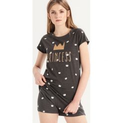 Dwuczęściowa piżama z nadrukiem all over - Szary. Piżamy marki Sinsay. Za 39.99 zł.