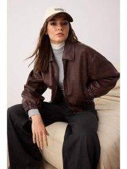 Trendyol Kurtka w kolorze ciemnobrązowym ze skóry syntetycznej rozmiar: M. Brązowe kurtki Trendyol, m, bez wzorów, ze skóry, bez kaptura. Za 149.45 zł.