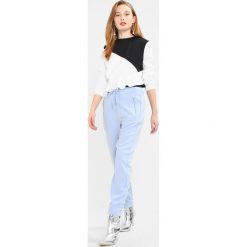 B.young PARIN BLOCK Bluza off white. Niebieskie bluzy marki comma casual identity, z materiału, casualowe. W wyprzedaży za 152.10 zł.