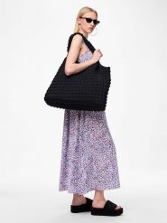 Pieces Shopper bag "Kinna" w kolorze czarnym rozmiar: onesize. Czarne shopper bag Pieces, bez wzorów, z materiału, bez dodatków. Za 70.57 zł.