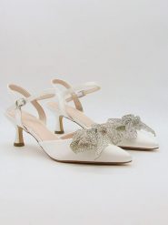 Bellucci Czółenka w kolorze białym rozmiar: 38. Białe czółenka Bellucci, bez wzorów, klasyczne, bez obcasa, bez zapięcia. Za 121.99 zł.