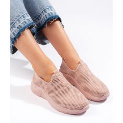 Różowe tekstylne buty sportowe. Czerwone buty treningowe bez wzorów, bez zapięcia. Za 86.94 zł.