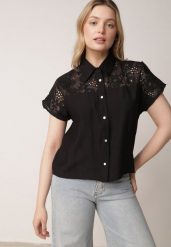Czarna Koszula z Wiskozy na Krótki Rękaw z Ażurowymi Wstawkami Kakara. Czarne koszule Born2be, m, w ażurowe wzory, z jeansu, biznesowe, bez kołnierzyka, bez ramiączek. Za 79.99 zł.