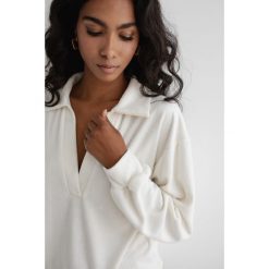Bluzka frotte z kołnierzykiem w kolorze SNOW WHITE - MADISON. Białe bluzki Marsala, l, bez wzorów, ze lnu, eleganckie, bez kołnierzyka, bez ramiączek. W wyprzedaży za 195.93 zł.