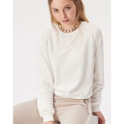 Gładka bluza z raglanowymi rękawami - Kremowy. Białe bluzy Sinsay, l, bez wzorów, bez ramiączek, bez kaptura. Za 29.99 zł.