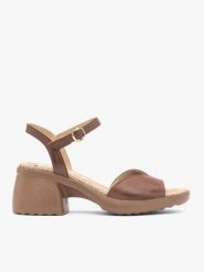 Brązowe sandały na masywnym obcasie. Brązowe sandały Ryłko, bez wzorów, ze skóry, z okrągłym noskiem, bez obcasa, na obcasie, bez zapięcia. Za 349.99 zł.