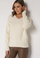 Jasnobeżowy Sweter z Domieszką Kaszmiru z Dekoltem w Serek Feralaine. Brązowe swetry Born2be, bez wzorów, z jeansu, eleganckie, bez ramiączek. Za 109.99 zł.