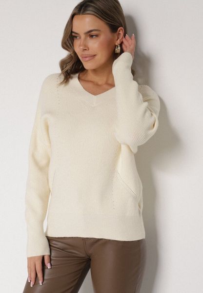 Jasnobeżowy Sweter z Domieszką Kaszmiru z Dekoltem w Serek Feralaine. Brązowe swetry Born2be, bez wzorów, z jeansu, eleganckie, bez ramiączek. Za 109.99 zł.