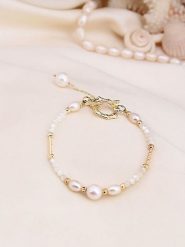 Pierres de Jade Pozłacana bransoletka z perłami rozmiar: onesize. Białe bransoletki Pierres de Jade, z perłą, pozłacane. Za 101.47 zł.