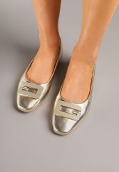 Złote Balerinki z Geometryczną Ozdobą Vialle. Żółte baleriny Born2be, z aplikacjami, eleganckie, bez obcasa, bez zapięcia. Za 59.99 zł.