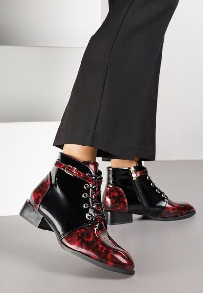 Czarno-Czerwone Botki Vices ze Sprzączką Gelrina. Czarne botki Renee, bez wzorów, bez obcasa, na płaskiej podeszwie, bez zapięcia. Za 119.99 zł.