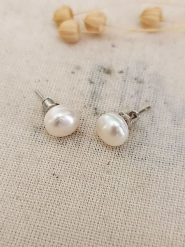 Atelier MIU Pozłacane kolczyki-wkrętki z masą perłową rozmiar: onesize. Brązowe kolczyki atelier MIU, z perłą, pozłacane. Za 83.03 zł.