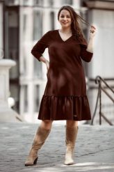 Czekoladowa dresowa sukienka Alice z falbanką PLUS SIZE XXL OVERSIZE JESIEŃ. Brązowe sukienki Moda Size Plus Iwanek, na co dzień, plus size, bez wzorów, z bawełny, eleganckie, bez kołnierzyka, plus size, bez ramiączek, mini, oversize. Za 249.90 zł.