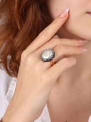 L'Atelier de Gaia Pozłacany pierścionek z cyrkoniami i perłą rozmiar: onesize. Białe pierścionki L'Atelier de Gaia, z cyrkonią, pozłacane. Za 91.77 zł.