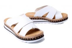 Rieker V7989-80 white, klapki damskie. Białe klapki Rieker, bez wzorów, bez obcasa, na koturnie, bez zapięcia. Za 299.90 zł.