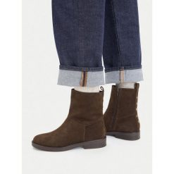 Botki Lasocki. Brązowe botki Lasocki, bez wzorów, bez obcasa, na płaskiej podeszwie, bez zapięcia. Za 269.99 zł.