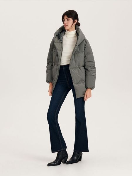 Pikowana kurtka - szary. Szare kurtki Reserved, bez wzorów, z tkaniny, bez kaptura. W wyprzedaży za 49.99 zł.