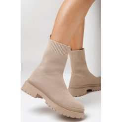 Ciemnobeżowe Botki z Elastyczną Cholewką Iolaea. Brązowe botki Born2be, bez wzorów, z materiału, eleganckie, przed kostkę, bez obcasa, na płaskiej podeszwie, bez zapięcia. W wyprzedaży za 97.99 zł.