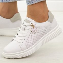 Białe skórzane półbuty damskie Filippo Dp6860/26. Białe półbuty wsuwane Filippo, na jesień, z aplikacjami, z jeansu, eleganckie, bez obcasa, na płaskiej podeszwie. Za 239.00 zł.