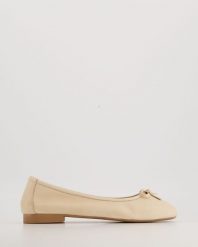 KLASYCZNE BALERINY 10201 BEIGE. Brązowe baleriny Venezia, bez wzorów, ze skóry, klasyczne, bez obcasa, bez zapięcia. Za 199.00 zł.