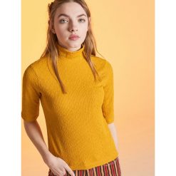 Prążkowany golf z rękawami 3/4 - Żółty. Swetry marki Cropp. Za 69.99 zł.