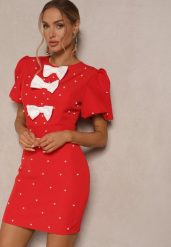 Czerwona Sukienka Dopasowana z Perełkami i Kokardkami Sovmoi. Czerwone sukienki Renee, na co dzień, m, bez wzorów, bez kołnierzyka, bez ramiączek, mini, dopasowane. W wyprzedaży za 127.99 zł.