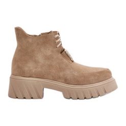 Zazoo 2952 Zamszowe Botki Ze Złotą Ozdobą Beżowe beżowy. Brązowe botki z aplikacjami, z zamszu, eleganckie, bez obcasa, bez zapięcia. Za 580.23 zł.