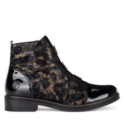 Trzewiki Remonte. Czarne botki Remonte, bez wzorów, bez obcasa, na płaskiej podeszwie, bez zapięcia. Za 359.00 zł.