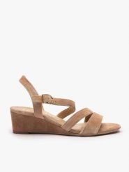 Jasnobrązowe sandały na koturnie. Brązowe sandały Ryłko, bez wzorów, ze skóry, eleganckie, z okrągłym noskiem, bez obcasa, na koturnie, bez zapięcia. Za 399.99 zł.