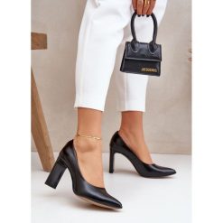 Lewski Shoes Eleganckie Czółenka Ze Skóry Naturalnej Na Słupku Lewski 2659/2043 Czarne. Czarne czółenka bez wzorów, ze skóry, biznesowe, ze szpiczastym noskiem, bez obcasa, na obcasie, bez zapięcia. Za 446.34 zł.