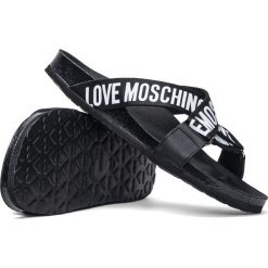 Klapki damskie czarne Love Moschino JA28143G0EIX000A. Czarne klapki Love Moschino, bez wzorów, bez obcasa, bez zapięcia. Za 429.99 zł.