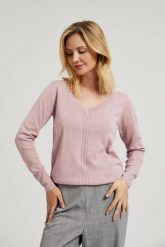 Sweter z dekoltem w serek różowy. Czerwone swetry MOODO, l, bez wzorów, bez ramiączek. W wyprzedaży za 59.99 zł.