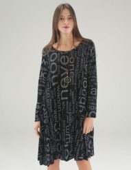 Plisowana sukienka z naszyjnikiem. Czarne sukienki Unisono, s, bez wzorów, z dzianiny, bez kołnierzyka, bez ramiączek, rozkloszowane. Za 179.00 zł.