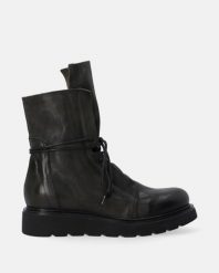 SKÓRZANE BOTKI DAMSKIE W KOLORZE ZIELONYM F013LEGROBB040. Zielone botki Venezia, bez wzorów, ze skóry, bez obcasa, bez zapięcia. Za 499.00 zł.