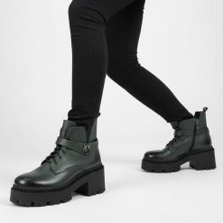 Botki damskie Armodo, skórzane na klocku za kostkę z okrągłym noskiem i na zamek, oliwkowe, 60557-V. Zielone botki Armodo, bez wzorów, ze skóry, eleganckie, z okrągłym noskiem, za kostkę, bez obcasa, na obcasie, bez zapięcia. Za 349.00 zł.