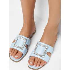 Niebieskie Klapki Pofiros. Niebieskie klapki Born2be, z aplikacjami, eleganckie, bez obcasa, na płaskiej podeszwie, bez zapięcia. W wyprzedaży za 67.49 zł.