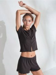 Piżama dwuczęściowa z krótkim rękawem z domieszką wiskozy - szary. Szare piżamy Sinsay, l, bez wzorów, z wiskozy, bez kołnierzyka, bez ramiączek, krótkie. Za 49.99 zł.