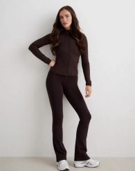 Damskie legginsy ocieplane rozszerzane długie kakaowe. Brązowe legginsy AIM'N, bez wzorów, z elastanu, długie. Za 350.00 zł.