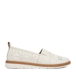 Półbuty Lasocki. Białe półbuty wsuwane Lasocki, bez wzorów, bez obcasa, na płaskiej podeszwie. Za 199.99 zł.